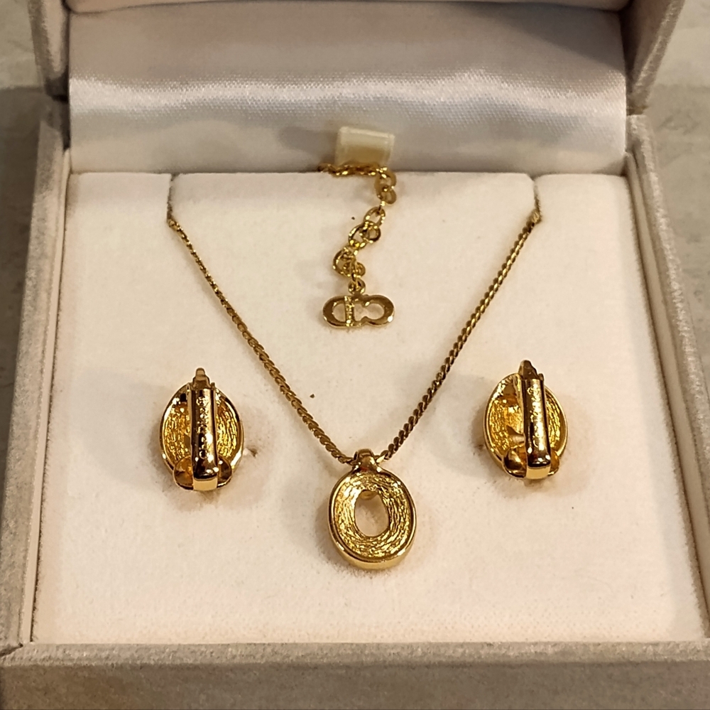 CHRISTIAN DIOR 18K GOLD PLATED DIOR NECKLACE & CLIP ON EARRINGS SET IN BOX - Picture 14 of 14